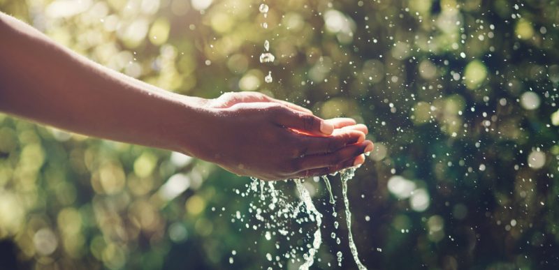 Frisches Wasser wird von Händen aufgefangen - ein Symbolbild zum eingesparten Wasser durch Optimierungen von TRITON WATER